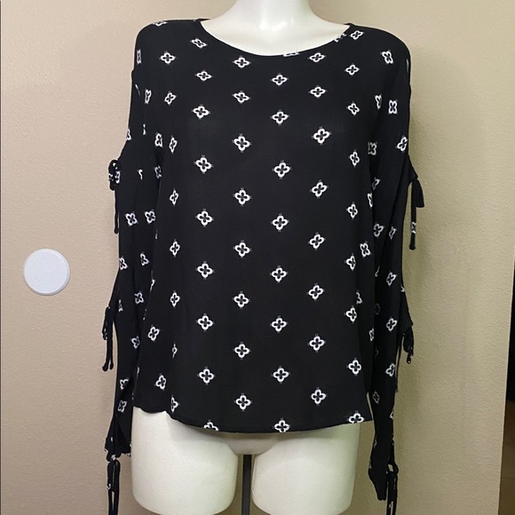 Mossimo Supply Co. Black & White pattern tunic top with Cut-Out Sleeves 🖤🖤 M - Picture 2 of 11